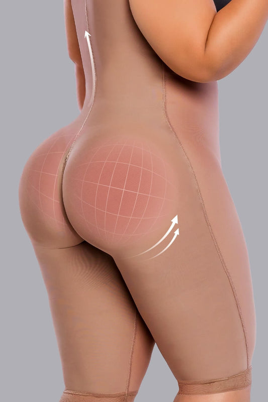 Fajas colombianas StagmiExperimenta el confort y la confianza con nuestra faja SMI7132. Con su diseño de pierna larga, tres líneas de ajuste y máximo realce de glúteos, esta prenda ultra invisible redefine tu experiencia de uso. Descubre la combinación perfecta entre comodidad y estilo mientras potencias tu confianza.