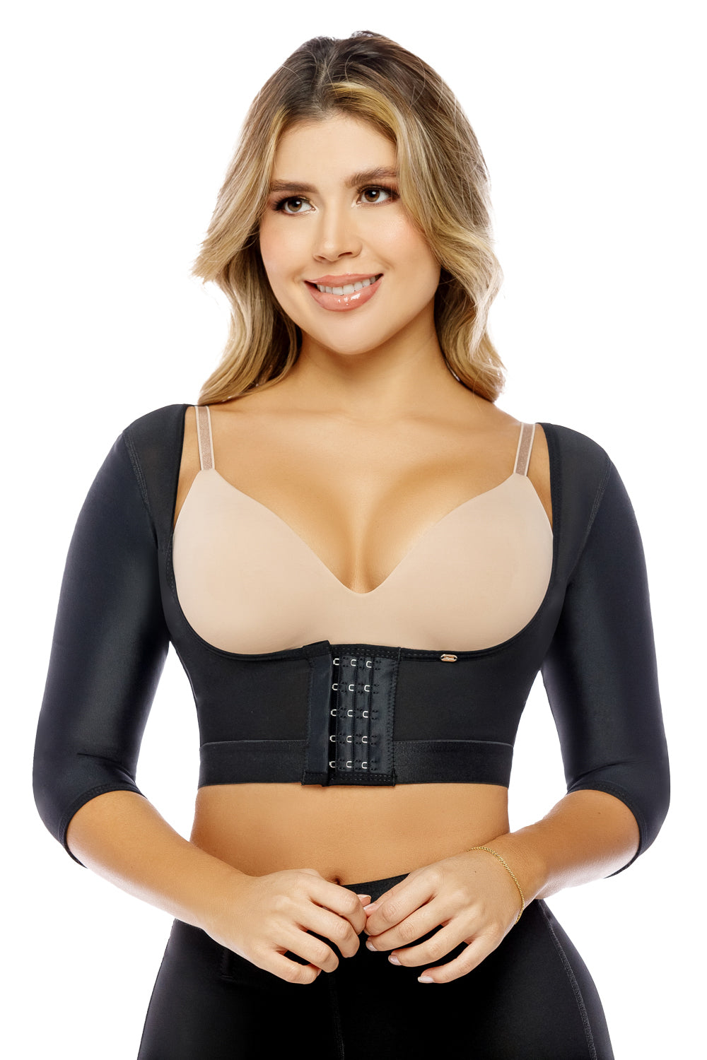 mangas postquirúrgicas, confeccionadas en un tejido suave y elástico. Las mangas tienen un diseño 3/4 y están disponibles en color neutro. Se puede apreciar la elasticidad del material y los detalles de costura fina. Las mangas están colocadas sobre un fondo blanco, lo que resalta su forma y textura. Esta imagen representa una solución cómoda y efectiva para la recuperación postoperatoria, ofreciendo soporte y compresión graduada para los brazos y áreas adyacentes