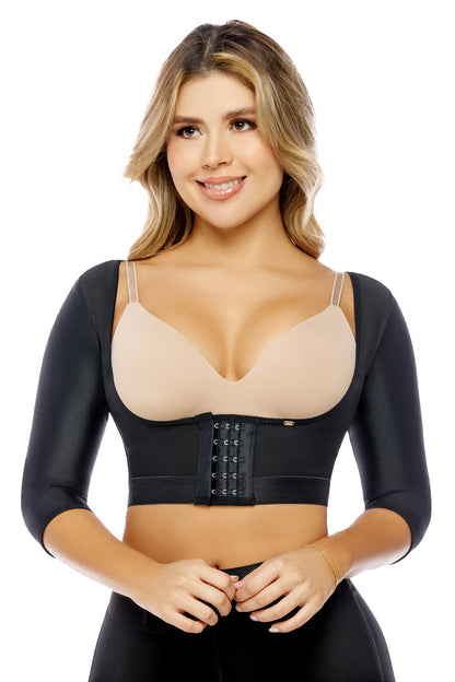 mangas postquirúrgicas, confeccionadas en un tejido suave y elástico. Las mangas tienen un diseño 3/4 y están disponibles en color neutro. Se puede apreciar la elasticidad del material y los detalles de costura fina. Las mangas están colocadas sobre un fondo blanco, lo que resalta su forma y textura. Esta imagen representa una solución cómoda y efectiva para la recuperación postoperatoria, ofreciendo soporte y compresión graduada para los brazos y áreas adyacentes