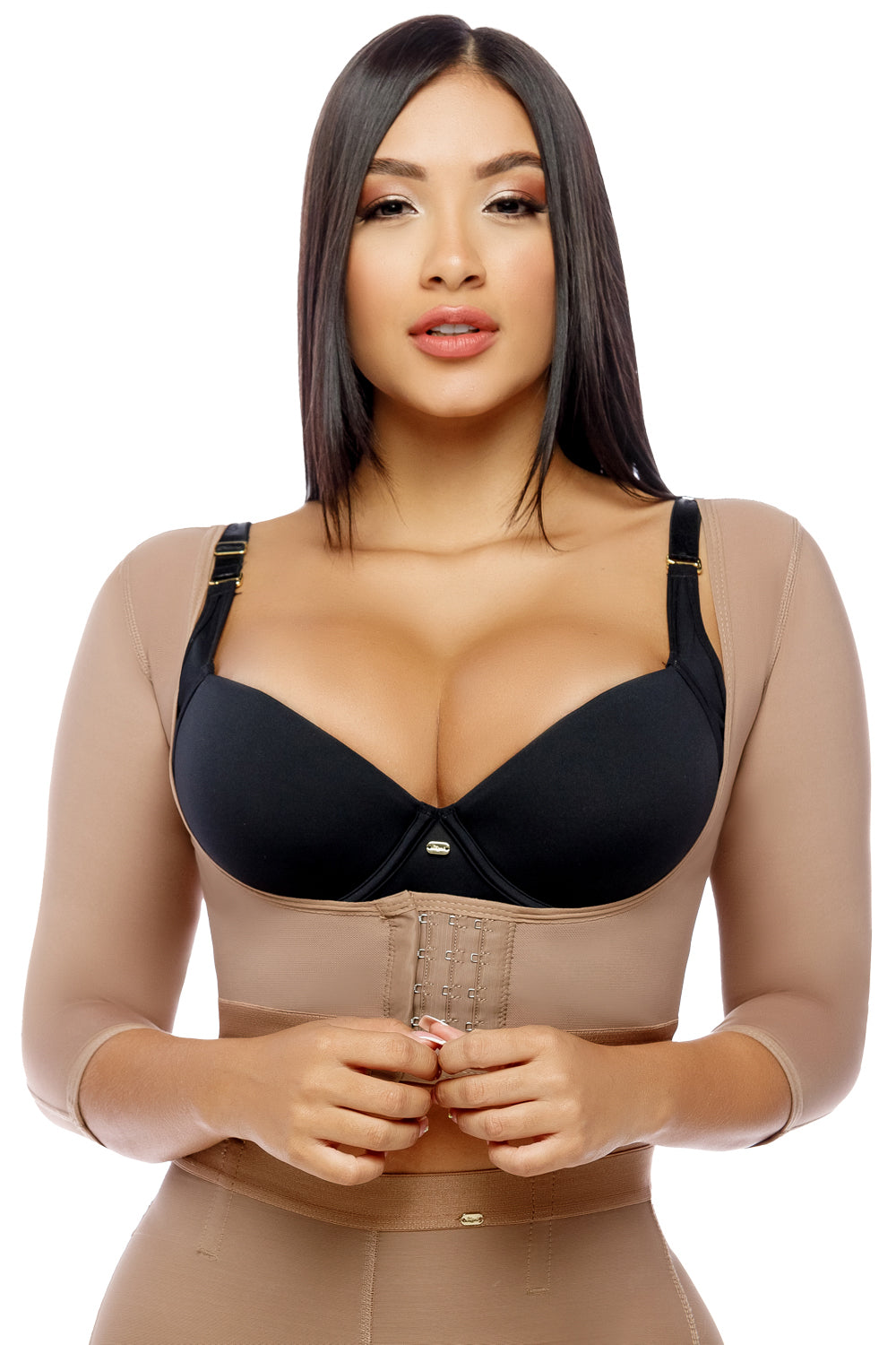 mangas postquirúrgicas, confeccionadas en un tejido suave y elástico. Las mangas tienen un diseño 3/4 y están disponibles en color neutro. Se puede apreciar la elasticidad del material y los detalles de costura fina. Las mangas están colocadas sobre un fondo blanco, lo que resalta su forma y textura. Esta imagen representa una solución cómoda y efectiva para la recuperación postoperatoria, ofreciendo soporte y compresión graduada para los brazos y áreas adyacentes