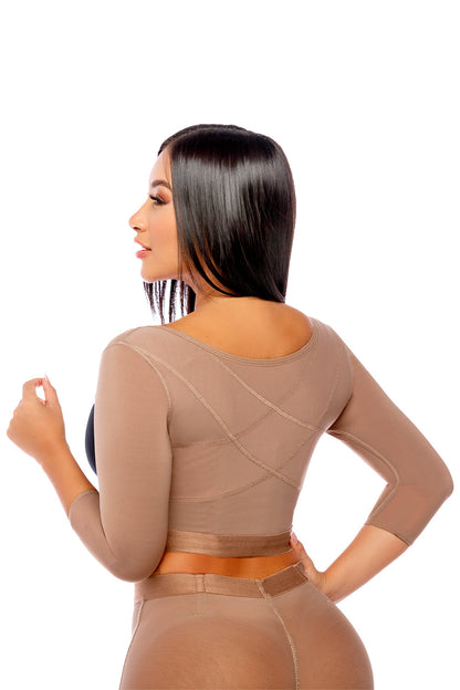 mangas postquirúrgicas, confeccionadas en un tejido suave y elástico. Las mangas tienen un diseño 3/4 y están disponibles en color neutro. Se puede apreciar la elasticidad del material y los detalles de costura fina. Las mangas están colocadas sobre un fondo blanco, lo que resalta su forma y textura. Esta imagen representa una solución cómoda y efectiva para la recuperación postoperatoria, ofreciendo soporte y compresión graduada para los brazos y áreas adyacentes