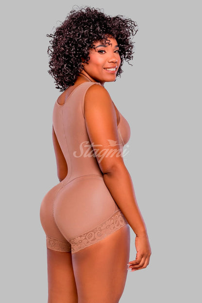 La faja Comfort Stagmi SMI7140: diseñada para ofrecer comodidad incomparable y apoyo durante el postparto. Su tela suave y flexible brinda una sujeción firme, reduciendo la cintura y realzando los glúteos. Experimenta una recuperación postparto sin complicaciones con Comfort Stagmi.